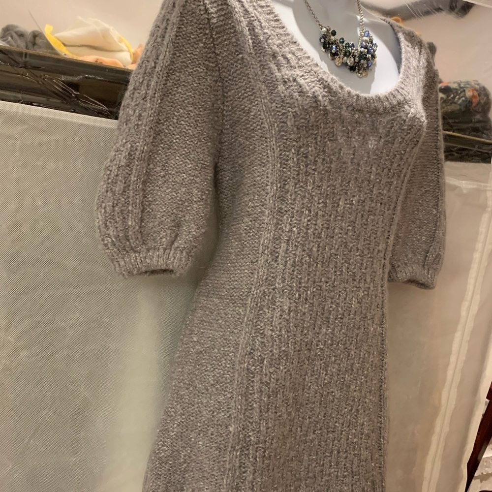 Form Flattering Short Sleeved Sweater - Picture 5 of 15